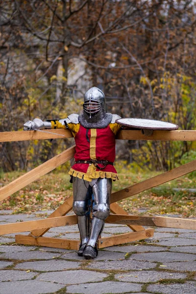 Ukraine Kiev Circa 2022 Knight Tournament Knight Armor Fence Waiting — Stock Photo, Image