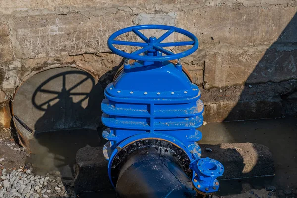 Niebieski Zawór Bliska Rurze Spustowej Studni — Zdjęcie stockowe