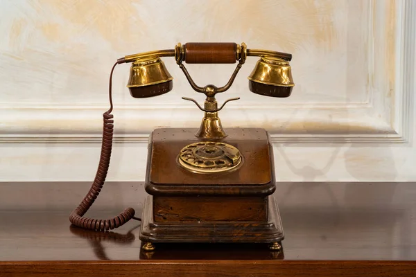 Antigo Telefone Disco Madeira Com Auscultador Dourado Mesa Cabeceira — Fotografia de Stock