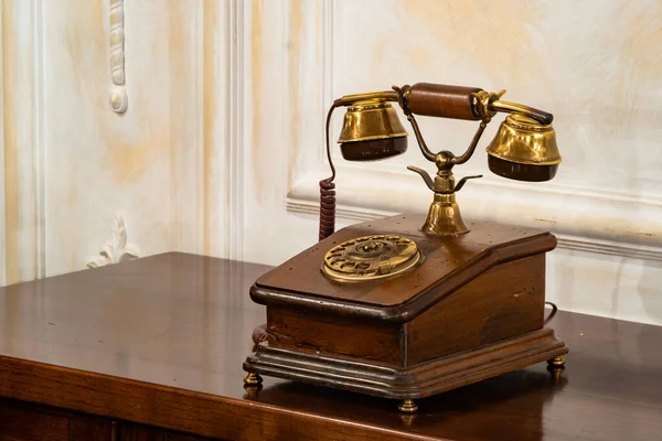 Antigo Telefone Disco Madeira Com Auscultador Dourado Mesa Cabeceira — Fotografia de Stock
