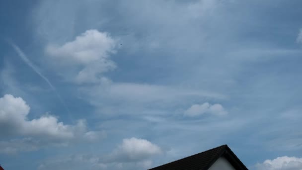 Проміжок Часу Хмари Пливуть Над Дахом Багатоквартирного Будинку Дощу — стокове відео