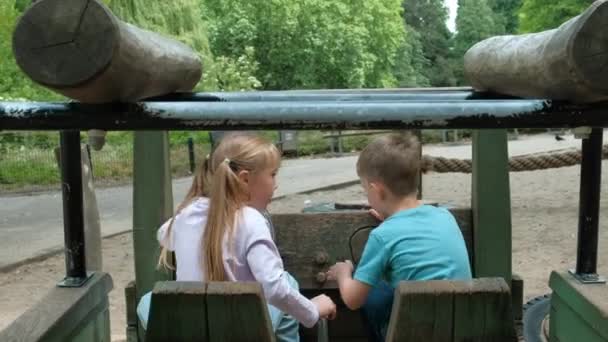 Chłopiec Dziewczynka Bawiący Się Placu Zabaw Domowej Roboty Drewnianym Samochodzie — Wideo stockowe