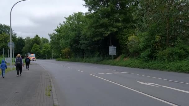 Alemania Cosfeld Circa 2022 Una Ambulancia Acude Una Llamada Carretera — Vídeo de stock