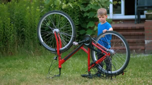 Επισκευάζοντας Ένα Ποδήλατο Από Ένα Μικρό Αγόρι Στην Πίσω Αυλή — Αρχείο Βίντεο