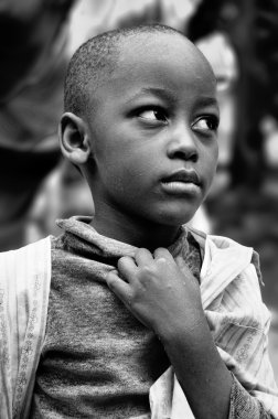 genç bir Afrikalı çocuğun Tanzanya iyimser gözler.