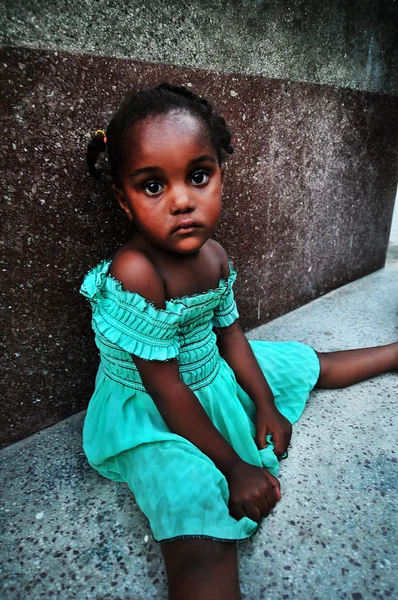 zanzibar temiz elbise ile sokakta oturan genç kız