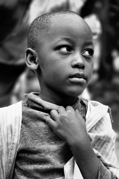 Les yeux optimistes d'un jeune garçon africain en Tanzanie . — Photo