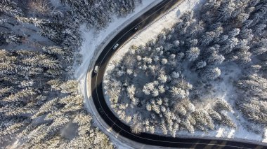 Dağlardaki eğimli yol, insansız hava aracı manzarası.
