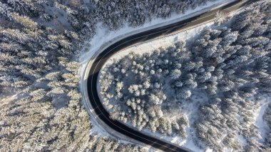 Dağlardaki eğimli yol, insansız hava aracı manzarası.