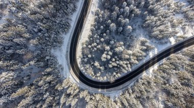 Dağlardaki eğimli yol, insansız hava aracı manzarası.
