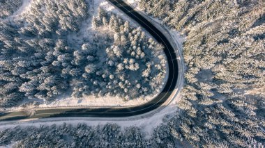 Dağlardaki eğimli yol, insansız hava aracı manzarası.