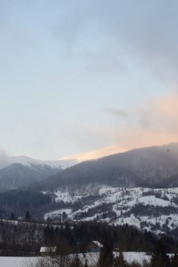 Karpat Dağları 'ndaki kış manzarası