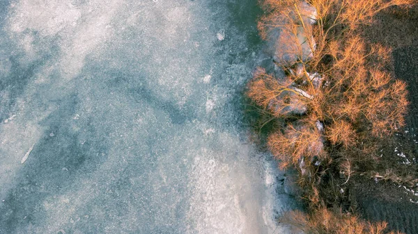 Widok Powietrza Zimowe Jezioro Lodem Drzewami — Zdjęcie stockowe