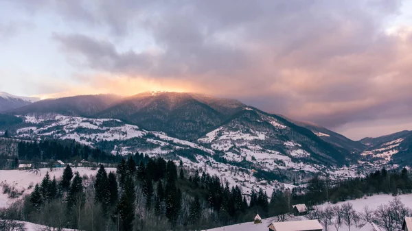 Paisagem Inverno Nas Montanhas Dos Cárpatos — Fotografia de Stock