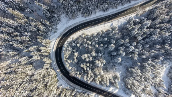 Dağlardaki eğimli yol, insansız hava aracı manzarası.