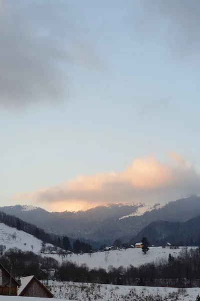 Paisagem Inverno Nas Montanhas Dos Cárpatos — Fotografia de Stock