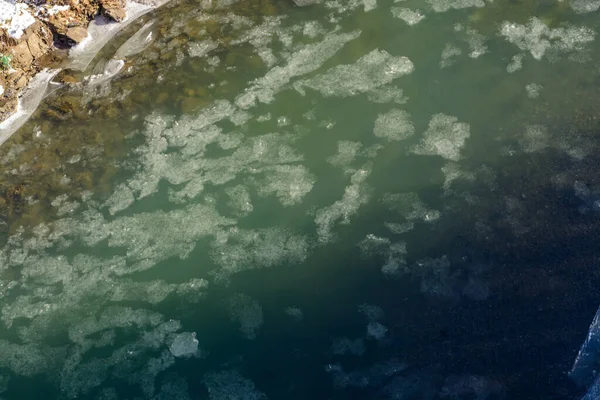 Woda Przepływająca Przez Skały Lód Górskiej Rzece — Zdjęcie stockowe