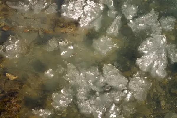 Água Que Flui Sobre Rochas Gelo Rio Montanha — Fotografia de Stock