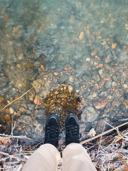 Eau Qui Coule Sur Les Rochers Glace Dans Rivière Montagne — Photo