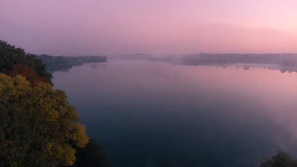 Güzel Sisli Bir Sabah Gündoğumunda Sonbahar Gölü Üzerinde Sis Geniş — Stok fotoğraf