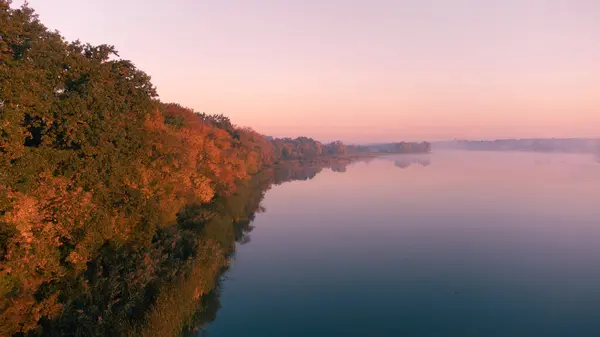 Güzel Sisli Bir Sabah Gündoğumunda Sonbahar Gölü Üzerinde Sis Geniş — Stok fotoğraf