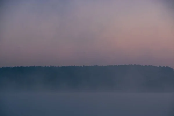 Krásné Mlhavé Ráno Mlha Nad Podzimním Jezerem Úsvitu Široké Panorama — Stock fotografie