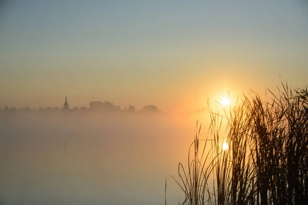 Mooie Mistige Ochtend Mist Boven Herfstmeer Bij Zonsopgang Breed Panorama — Stockfoto