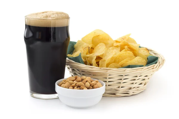 Stout med jordnötter och chips — Stockfoto