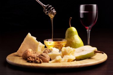 parmesan peynir, armut, bal, ceviz ve şenlikli
