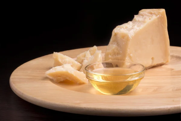 Pedaços de queijo parmesão e mel — Fotografia de Stock