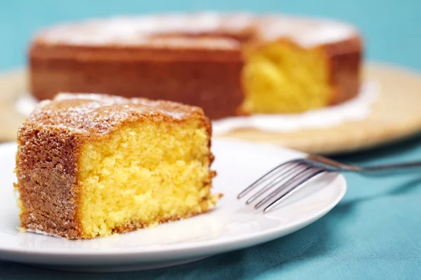 Gros plan d'une assiette avec une tranche de gâteau — Photo