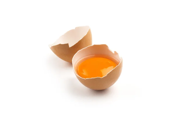 壊れた茶色の卵 — ストック写真