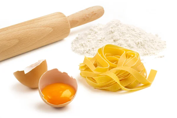 Fettuccine, ägg, mjöl och trä kavel — Stockfoto