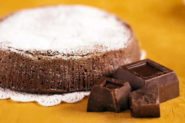 Pastel de chocolate y trozos de chocolate negro — Foto de Stock