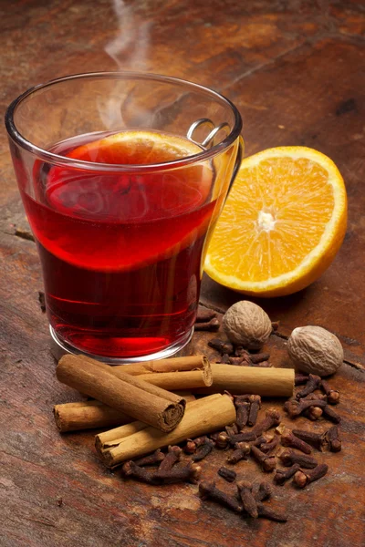 Steaming glass of mulled wine and spices — Stock Photo, Image
