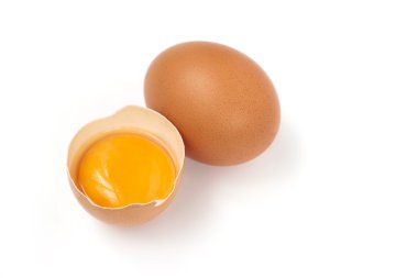 yumurta sarısı ve bütün yumurta beyaz zemin üzerine izole