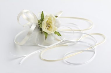 Düğün iyilik ve beyaz zemin üzerine saten şeritler
