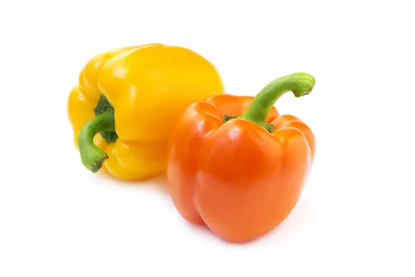 Close-up van twee paprika op witte achtergrond — Stockfoto