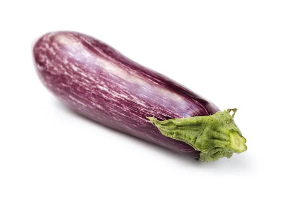 Close up van een aubergine geïsoleerd op witte achtergrond — Stockfoto