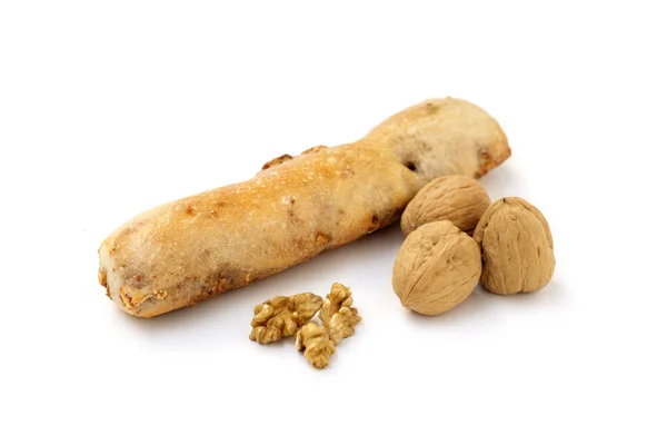 Walnoot brood en walnoten op witte achtergrond — Stockfoto