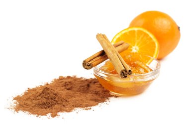 marmelat ve beyaz arka plan üzerinde izole tarçın