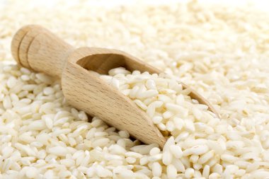 zemin ahşap kepçe ile risotto pirinç