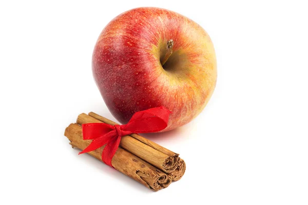 Apfel- und Cinaamon-Sticks isoliert auf weißem Hintergrund — Stockfoto