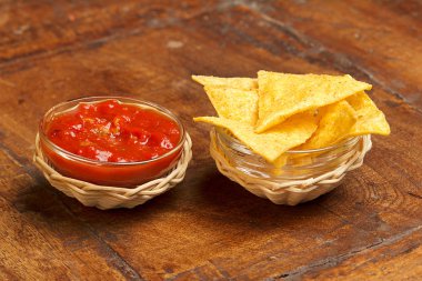 tortilla cips ve ahşap zemin üzerinde baharatlı domates sosu