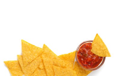 tortilla cips ve baharatlı domates soslu beyaz zemin üzerine