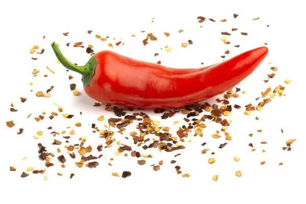 Červené chili pepper izolované na mletý pepř — Stock fotografie