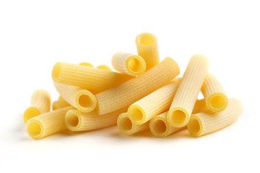 beyaz zemin üzerinde ham rigatoni yığını