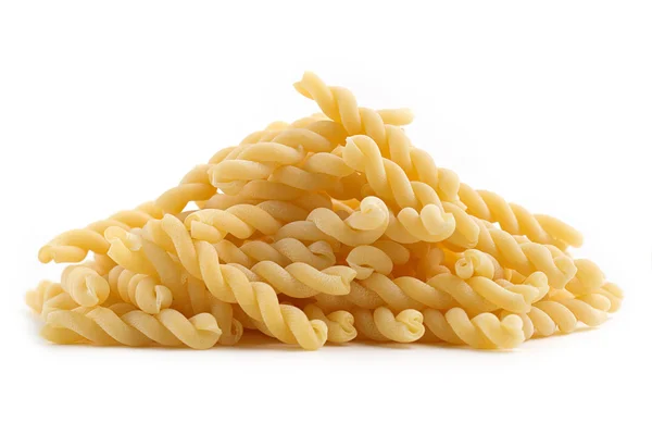 Stapel van ruwe spiraal pasta op witte achtergrond — Stockfoto