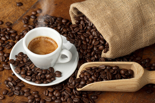 Kaffekopp med kasse av jute och sked full av kaffebönor — Stockfoto