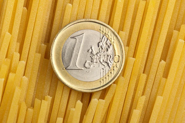 Contexte des spaghettis avec une pièce en euros — Photo